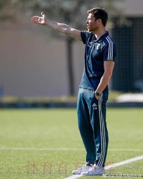 西媒:阿隆索在皇马基地率队训练 与皇马高层会面 西媒:阿隆索在皇马基地率队训练 与皇马高层会面